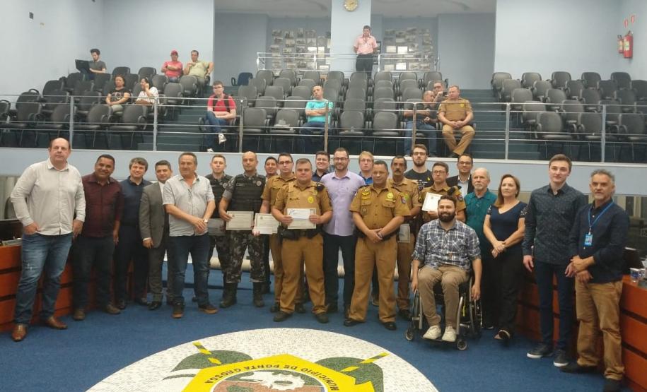 Policiais que interviram em roubo são homenageados pela Câmara Municipal de Ponta Grossa