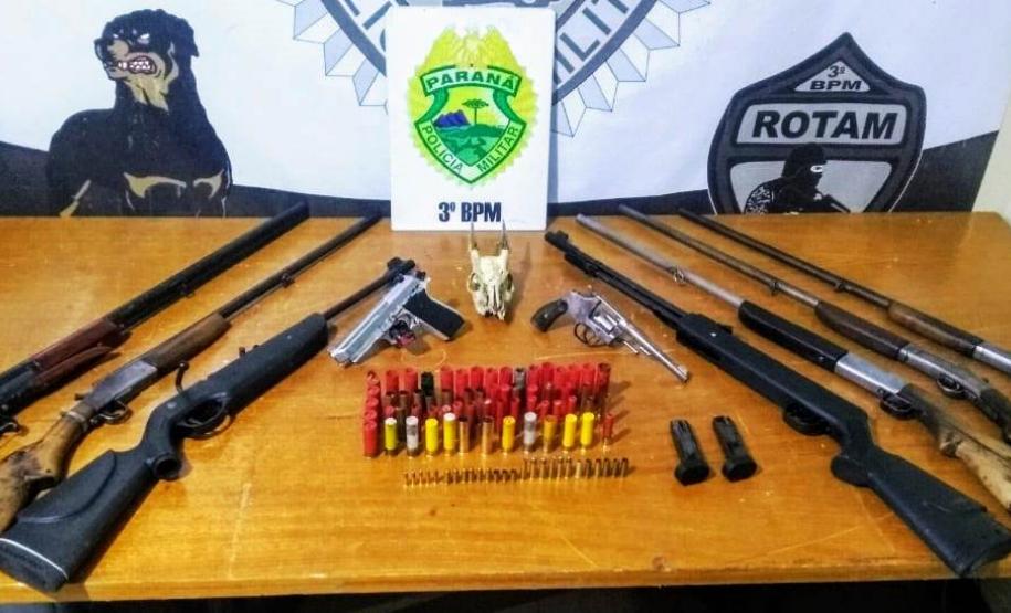 Abordagens da PM resultam na apreensão de armas, drogas e dinheiro no Interior do Paraná