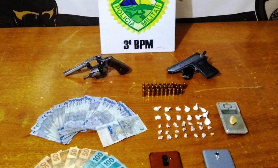 Abordagens da PM resultam na apreensão de armas, drogas e dinheiro no Interior do Paraná