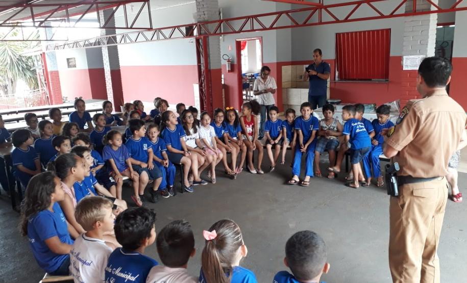 No Noroeste do estado, policiais militares visitam escolas e estreitam laços com a comunidade