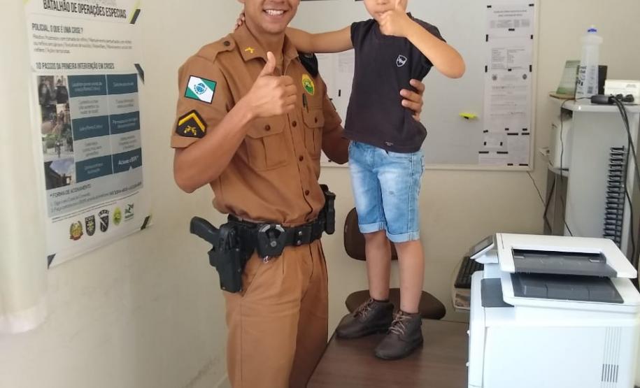 Menino visita unidade da PM e celebra aniversário junto aos policiais em Tuneiras do Oeste