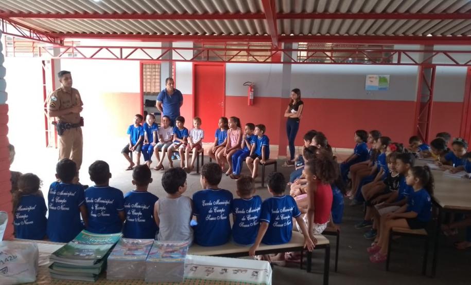 No Noroeste do estado, policiais militares visitam escolas e estreitam laços com a comunidade