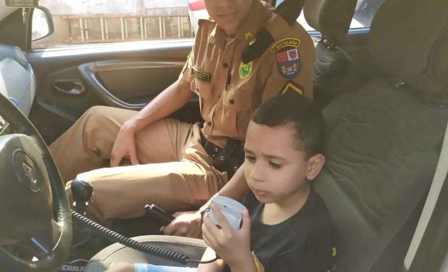 Menino visita unidade da PM e celebra aniversário junto aos policiais em Tuneiras do Oeste