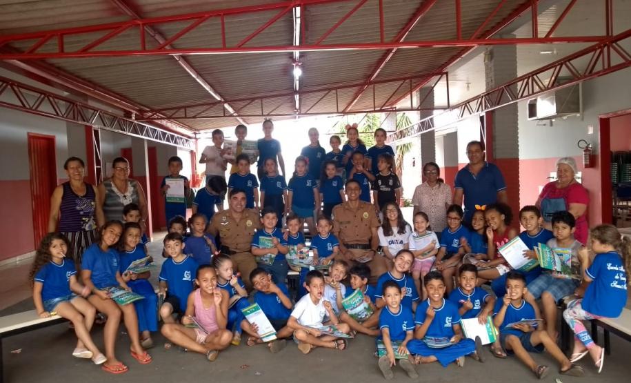No Noroeste do estado, policiais militares visitam escolas e estreitam laços com a comunidade