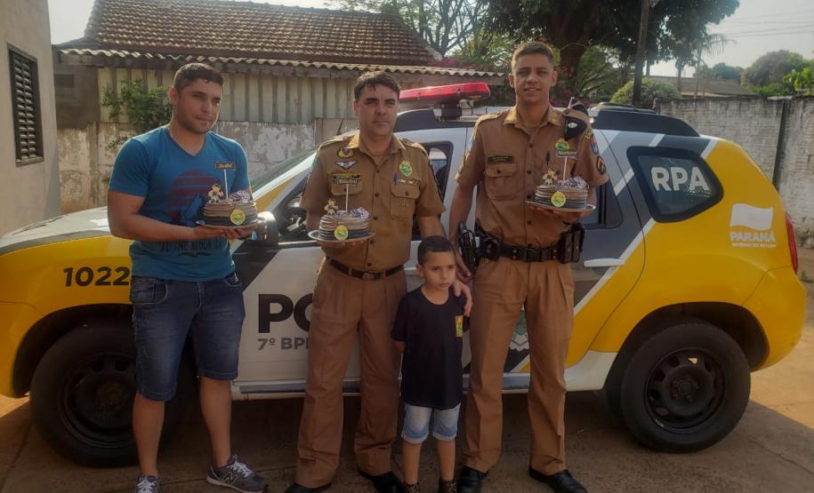 Menino visita unidade da PM e celebra aniversário junto aos policiais em Tuneiras do Oeste