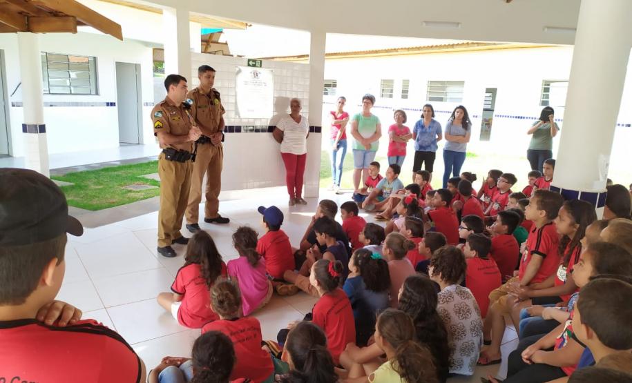 No Noroeste do estado, policiais militares visitam escolas e estreitam laços com a comunidade