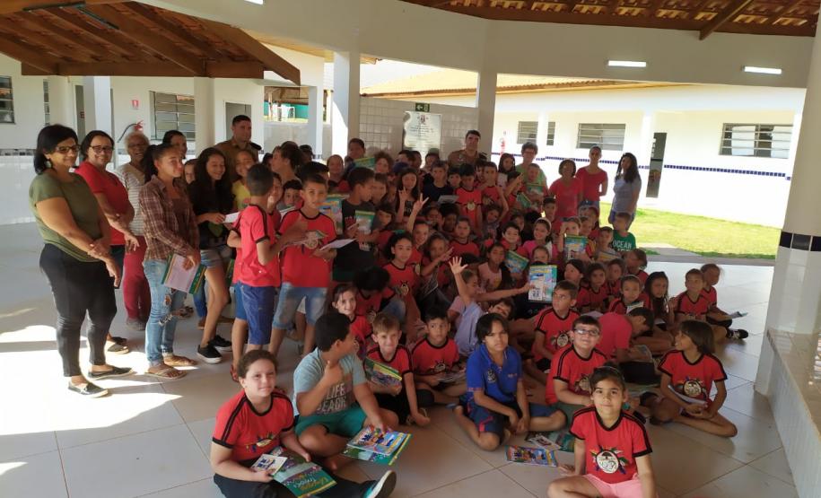 No Noroeste do estado, policiais militares visitam escolas e estreitam laços com a comunidade