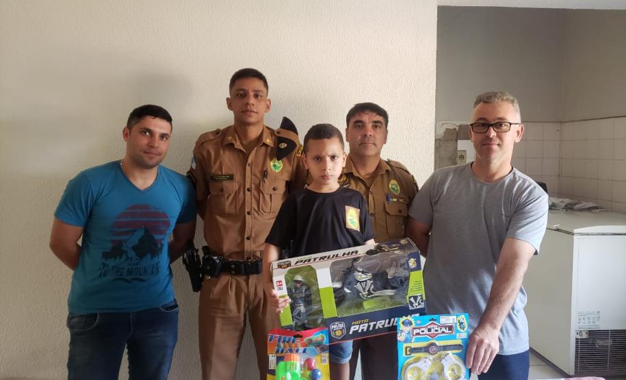 Menino visita unidade da PM e celebra aniversário junto aos policiais em Tuneiras do Oeste