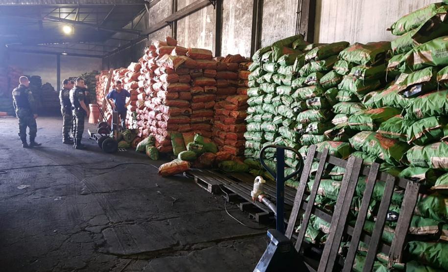 BPAmb-FV apreende mais de 25 toneladas de carvão vegetal no bairro Hauer, em Curitiba
