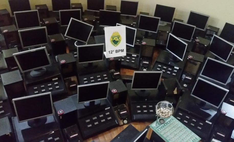 PM aborda dois locais e apreende 43 máquinas caça níquéis na Capital e na RMC