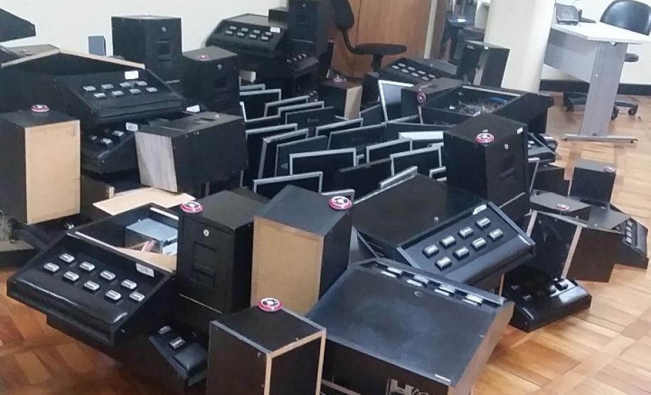 PM aborda dois locais e apreende 43 máquinas caça níquéis na Capital e na RMC