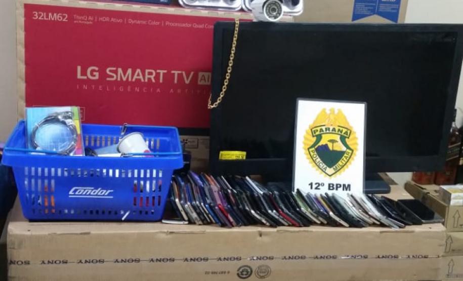 Poucas horas após crime, PM recupera 228 celulares e diversos objetos roubados de hipermercado de Curitiba
