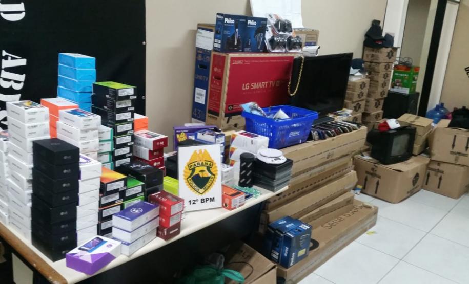 Poucas horas após crime, PM recupera 228 celulares e diversos objetos roubados de hipermercado de Curitiba