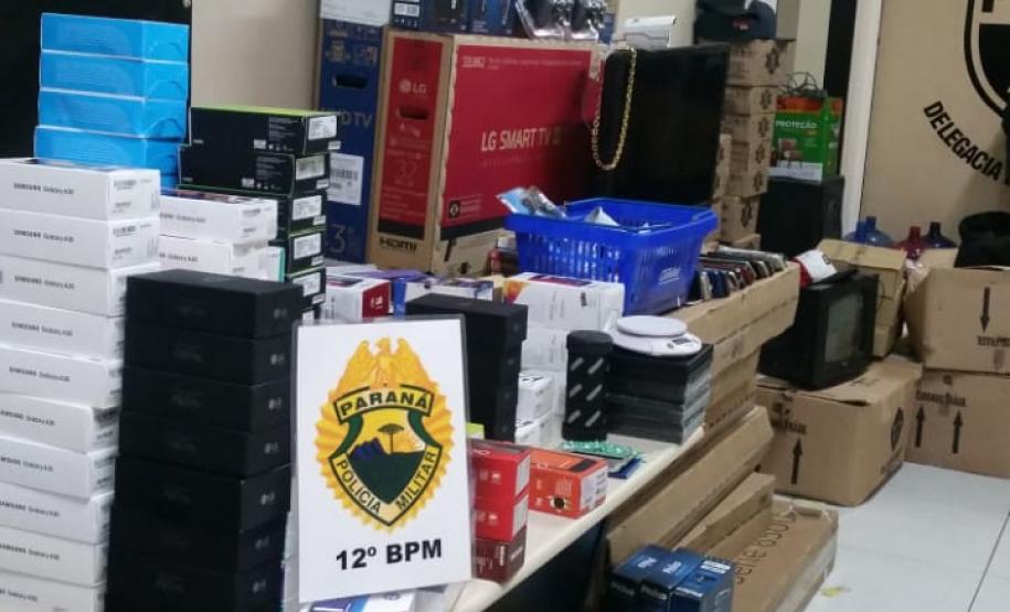 Poucas horas após crime, PM recupera 228 celulares e diversos objetos roubados de hipermercado de Curitiba