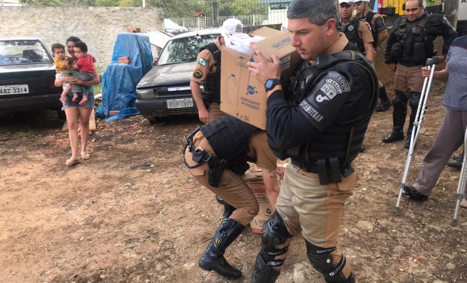 Policiais militares do BPTran arrecadam alimentos e ajudam família do Fazendinha, em Curitiba