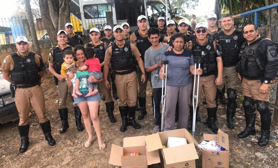 Policiais militares do BPTran arrecadam alimentos e ajudam família do Fazendinha, em Curitiba