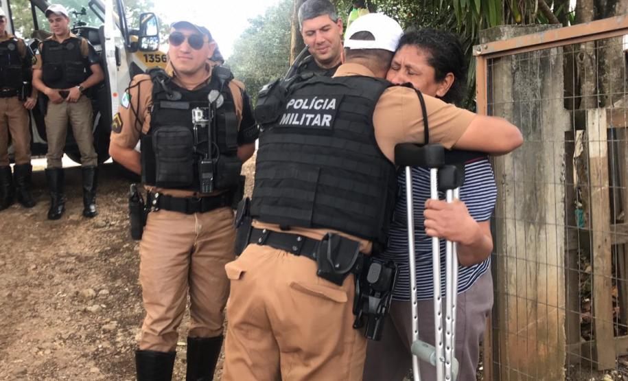 Policiais militares do BPTran arrecadam alimentos e ajudam família do Fazendinha, em Curitiba