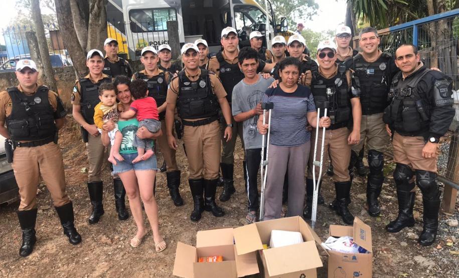 Policiais militares do BPTran arrecadam alimentos e ajudam família do Fazendinha, em Curitiba