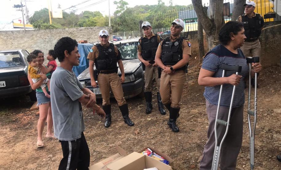 Policiais militares do BPTran arrecadam alimentos e ajudam família do Fazendinha, em Curitiba