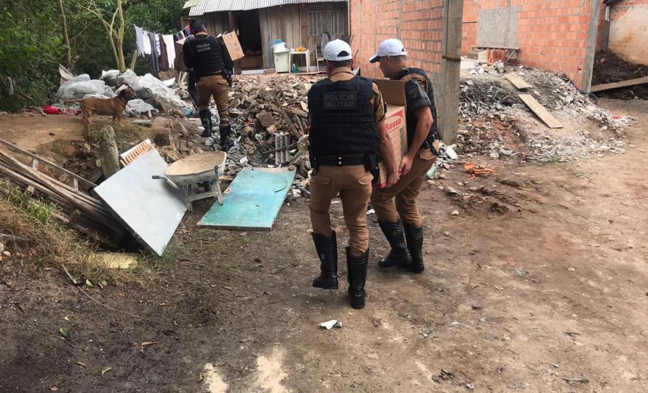 Policiais militares do BPTran arrecadam alimentos e ajudam família do Fazendinha, em Curitiba