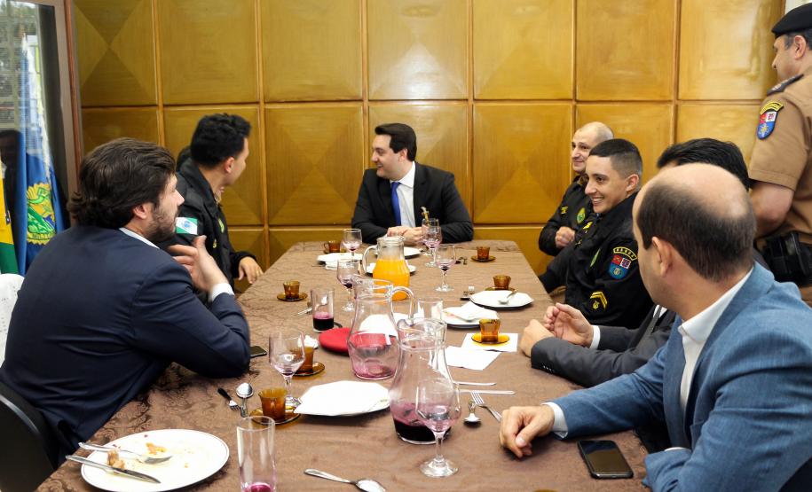 Governador autoriza concurso de 2,4 mil vagas para a Polícia Militar durante solenidade em Curitiba