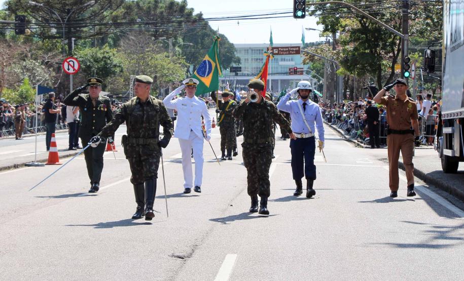 Tropas da Polícia Militar desfilam no 7 de Setembro diante de 20 mil pessoas na Capital