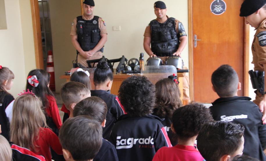 Batalhão da PM recebe visita de alunos do Centro de Educação Infantil Sagrada Família em Santo Antônio da Platina (PR)