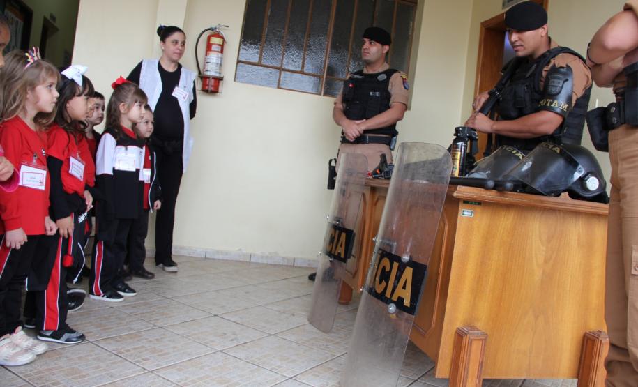 Batalhão da PM recebe visita de alunos do Centro de Educação Infantil Sagrada Família em Santo Antônio da Platina (PR)