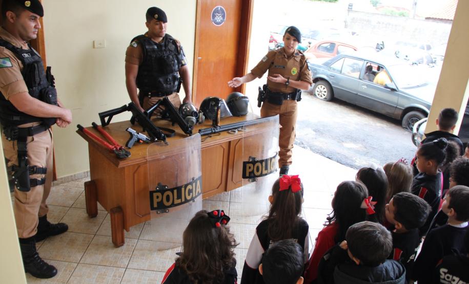 Batalhão da PM recebe visita de alunos do Centro de Educação Infantil Sagrada Família em Santo Antônio da Platina (PR)