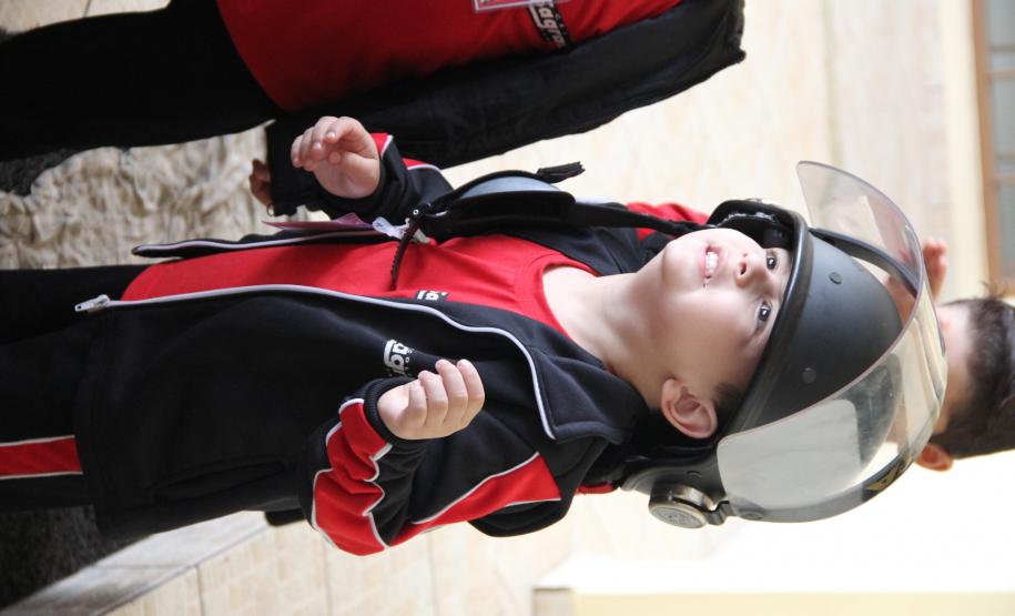 Batalhão da PM recebe visita de alunos do Centro de Educação Infantil Sagrada Família em Santo Antônio da Platina (PR)