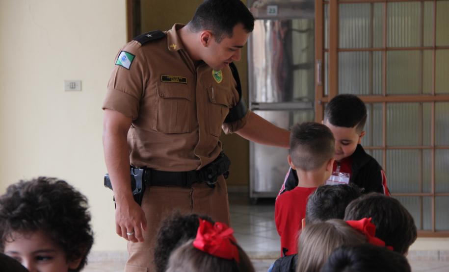 Batalhão da PM recebe visita de alunos do Centro de Educação Infantil Sagrada Família em Santo Antônio da Platina (PR)