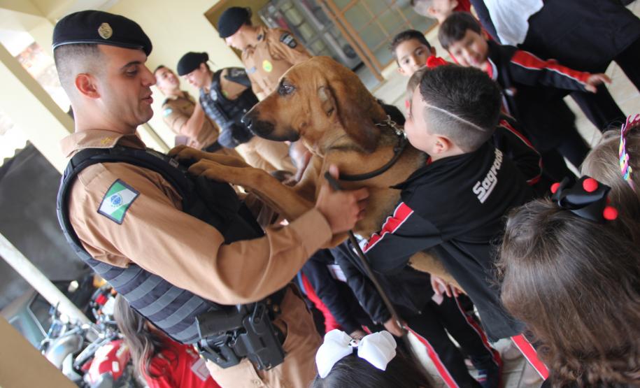 Batalhão da PM recebe visita de alunos do Centro de Educação Infantil Sagrada Família em Santo Antônio da Platina (PR)