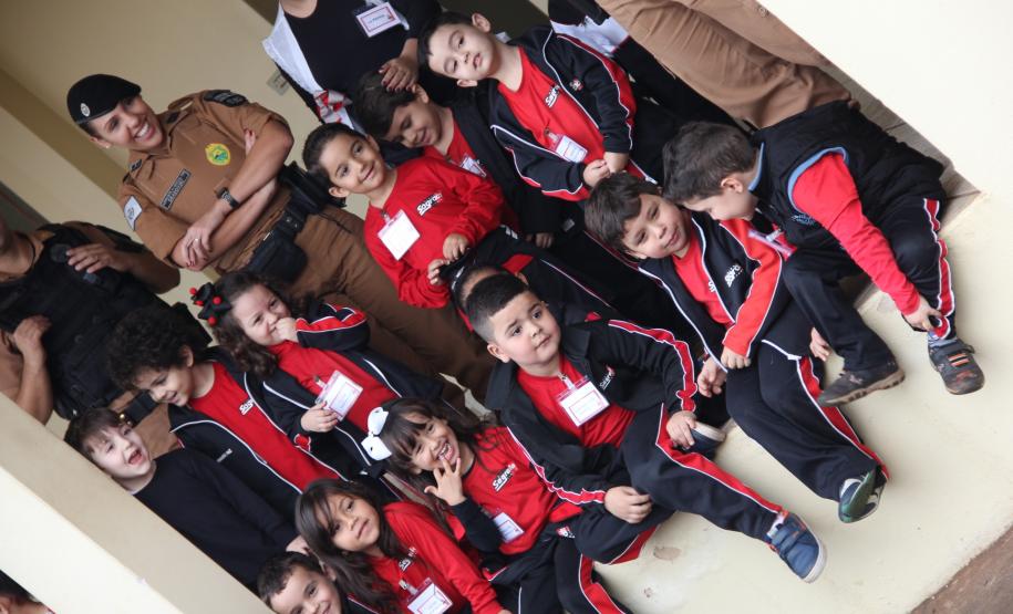 Batalhão da PM recebe visita de alunos do Centro de Educação Infantil Sagrada Família em Santo Antônio da Platina (PR)