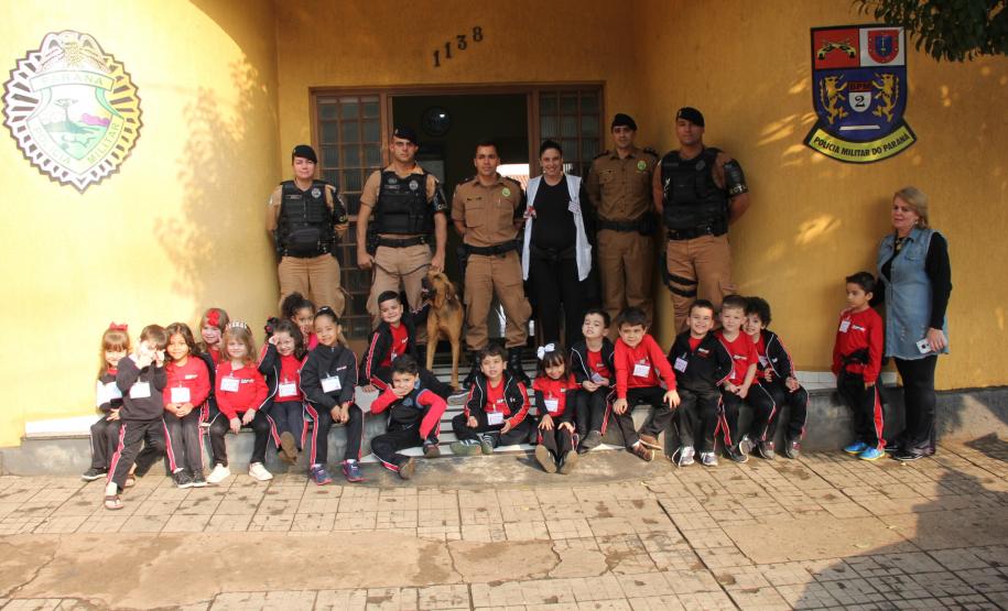 Batalhão da PM recebe visita de alunos do Centro de Educação Infantil Sagrada Família em Santo Antônio da Platina (PR)