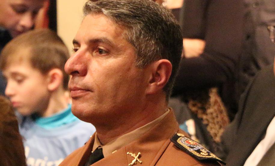 Comandante-Geral da PM recebe a medalha Ordem da Luz dos Pinhais durante cerimônia