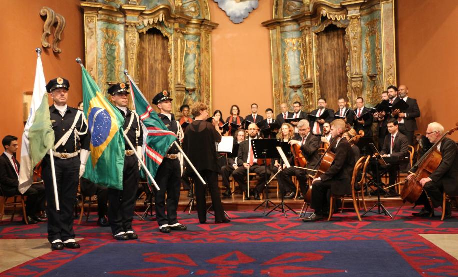Comandante-Geral da PM recebe a medalha Ordem da Luz dos Pinhais durante cerimônia