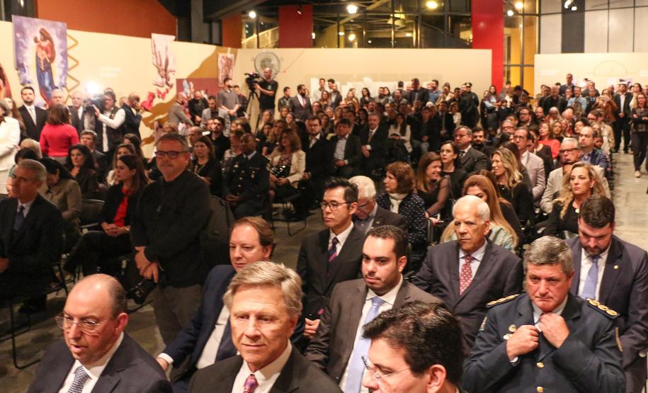 Comandante-Geral da PM recebe a medalha Ordem da Luz dos Pinhais durante cerimônia