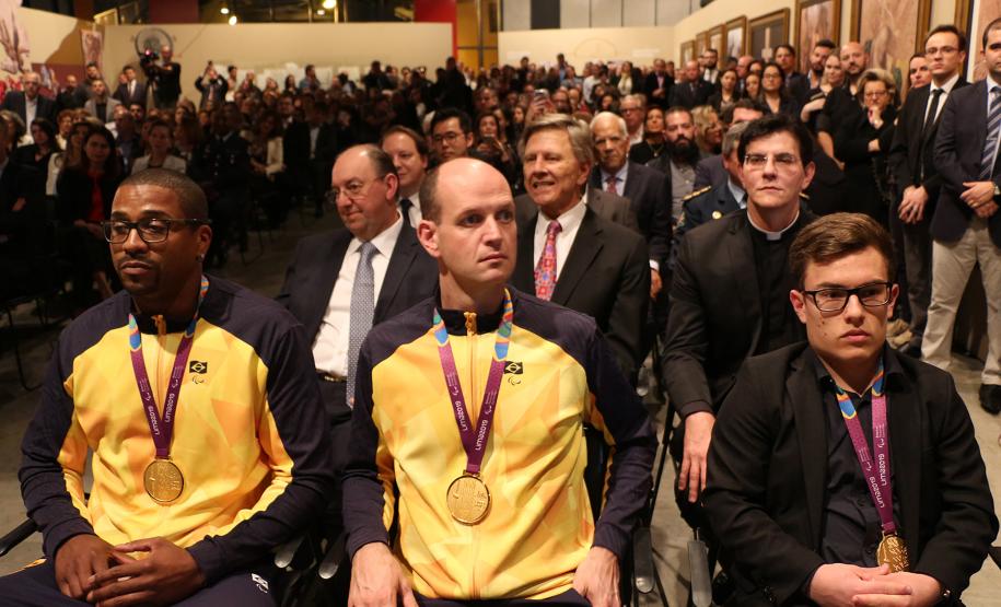 Comandante-Geral da PM recebe a medalha Ordem da Luz dos Pinhais durante cerimônia