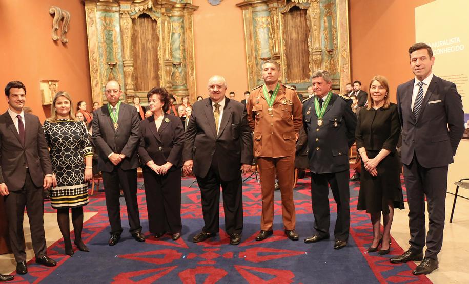 Comandante-Geral da PM recebe a medalha Ordem da Luz dos Pinhais durante cerimônia
