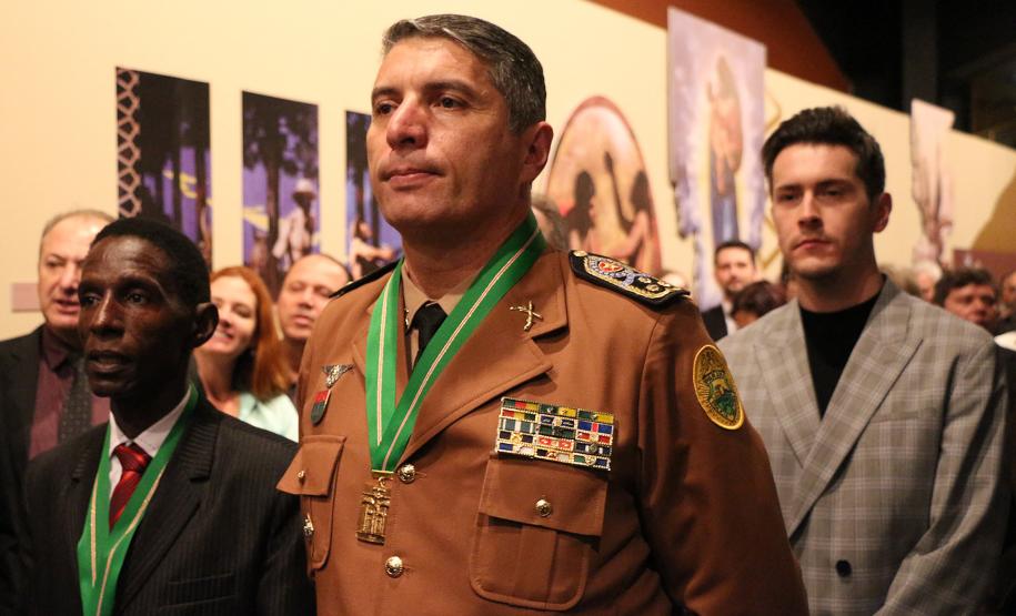 Comandante-Geral da PM recebe a medalha Ordem da Luz dos Pinhais durante cerimônia