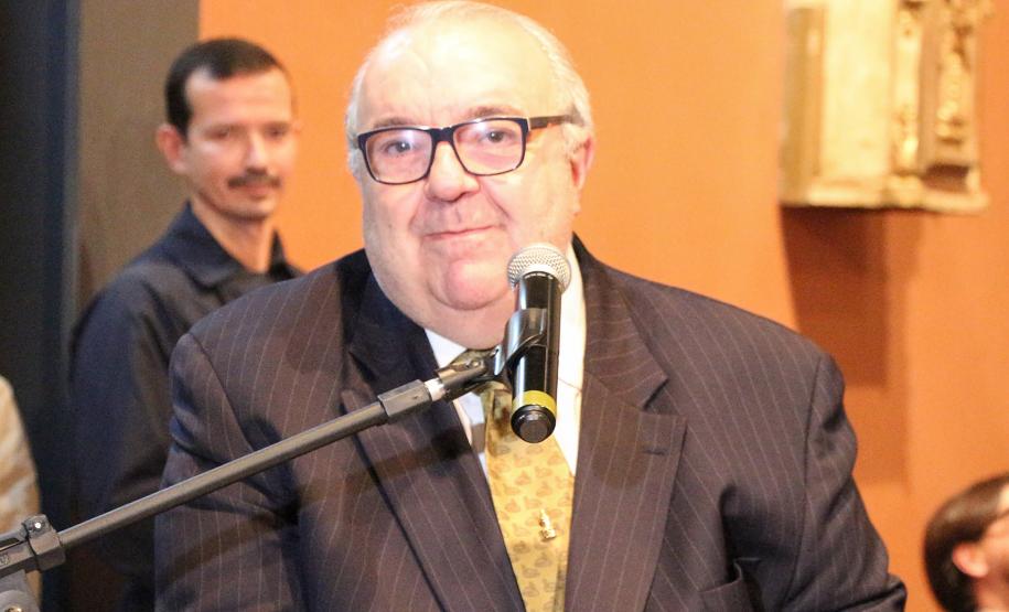 Comandante-Geral da PM recebe a medalha Ordem da Luz dos Pinhais durante cerimônia