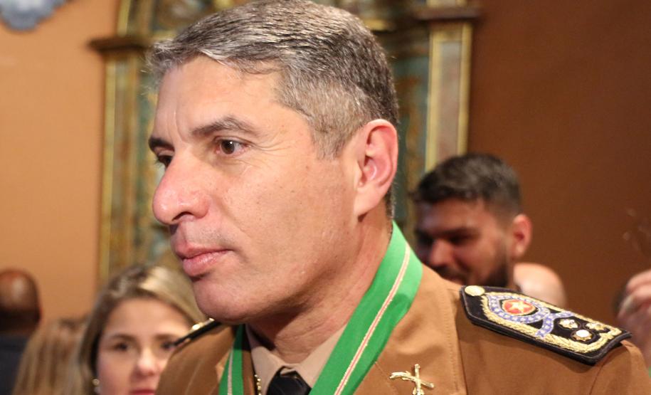 Comandante-Geral da PM recebe a medalha Ordem da Luz dos Pinhais durante cerimônia
