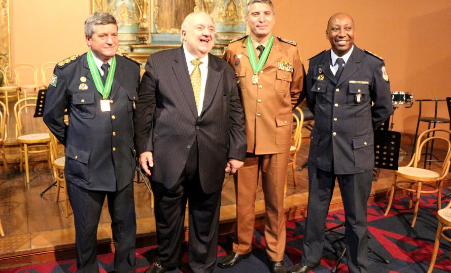 Comandante-Geral da PM recebe a medalha Ordem da Luz dos Pinhais durante cerimônia