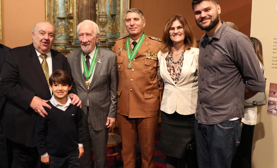 Comandante-Geral da PM recebe a medalha Ordem da Luz dos Pinhais durante cerimônia