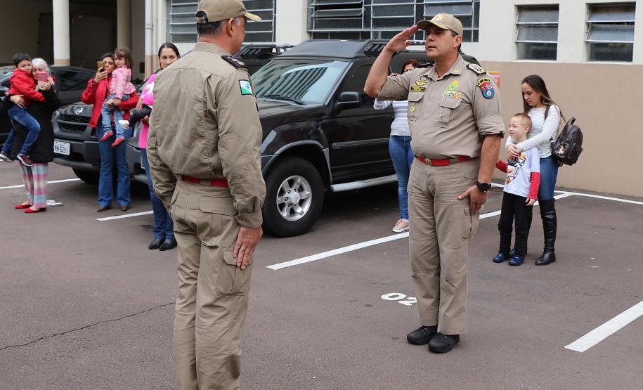 Familiares recepcionam bombeiros militares que atuaram no combate às queimadas na Floresta Amazônica