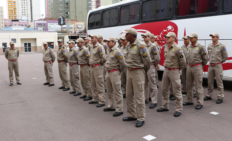 Familiares recepcionam bombeiros militares que atuaram no combate às queimadas na Floresta Amazônica