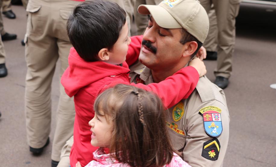 Familiares recepcionam bombeiros militares que atuaram no combate às queimadas na Floresta Amazônica