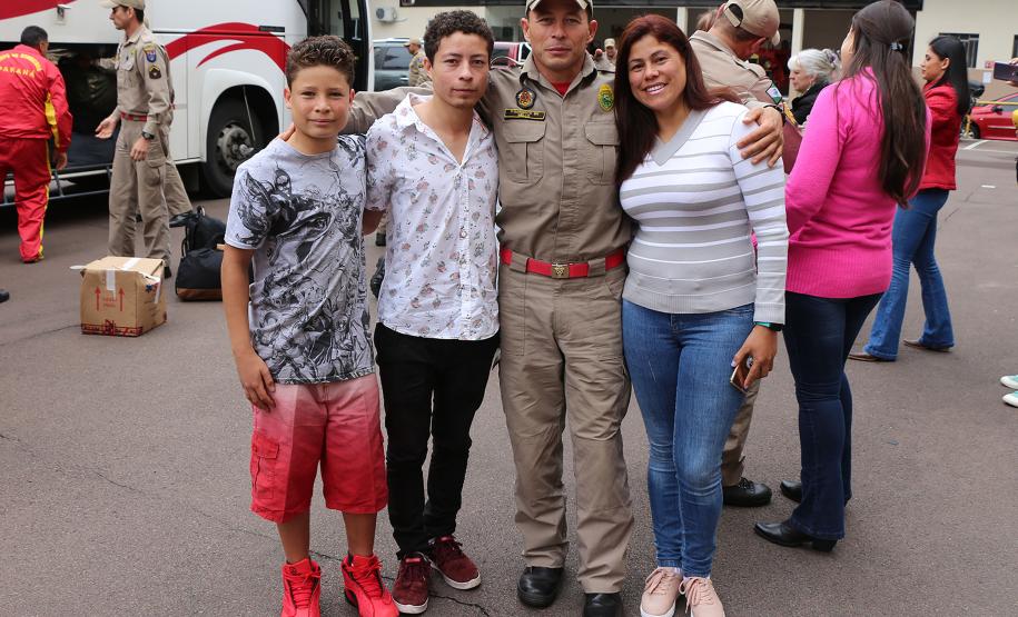 Familiares recepcionam bombeiros militares que atuaram no combate às queimadas na Floresta Amazônica