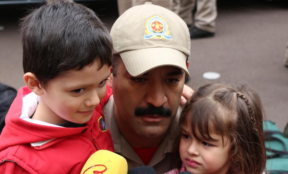 Familiares recepcionam bombeiros militares que atuaram no combate às queimadas na Floresta Amazônica