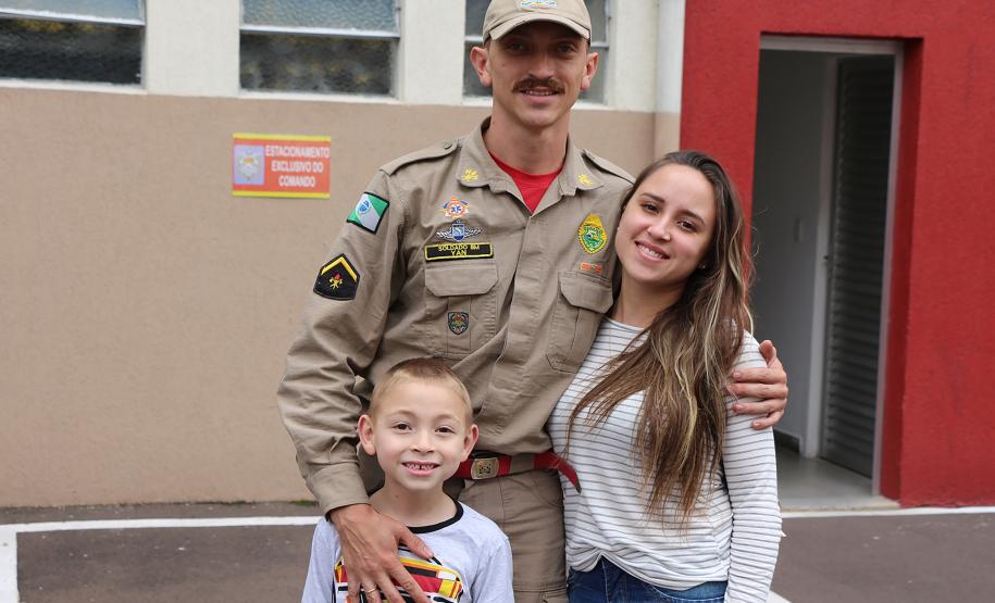 Familiares recepcionam bombeiros militares que atuaram no combate às queimadas na Floresta Amazônica